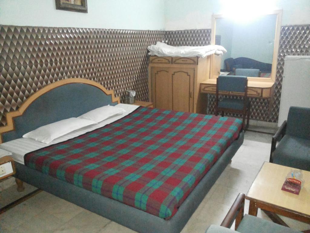 Hotel Saurab Дехрадун Экстерьер фото