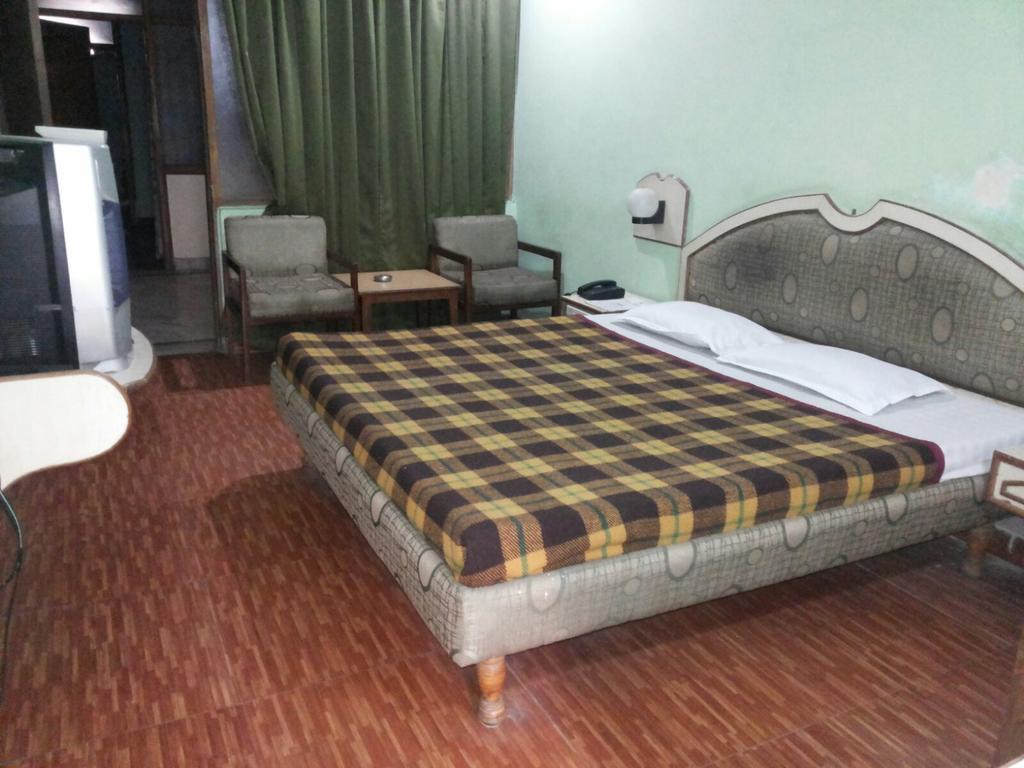 Hotel Saurab Дехрадун Экстерьер фото